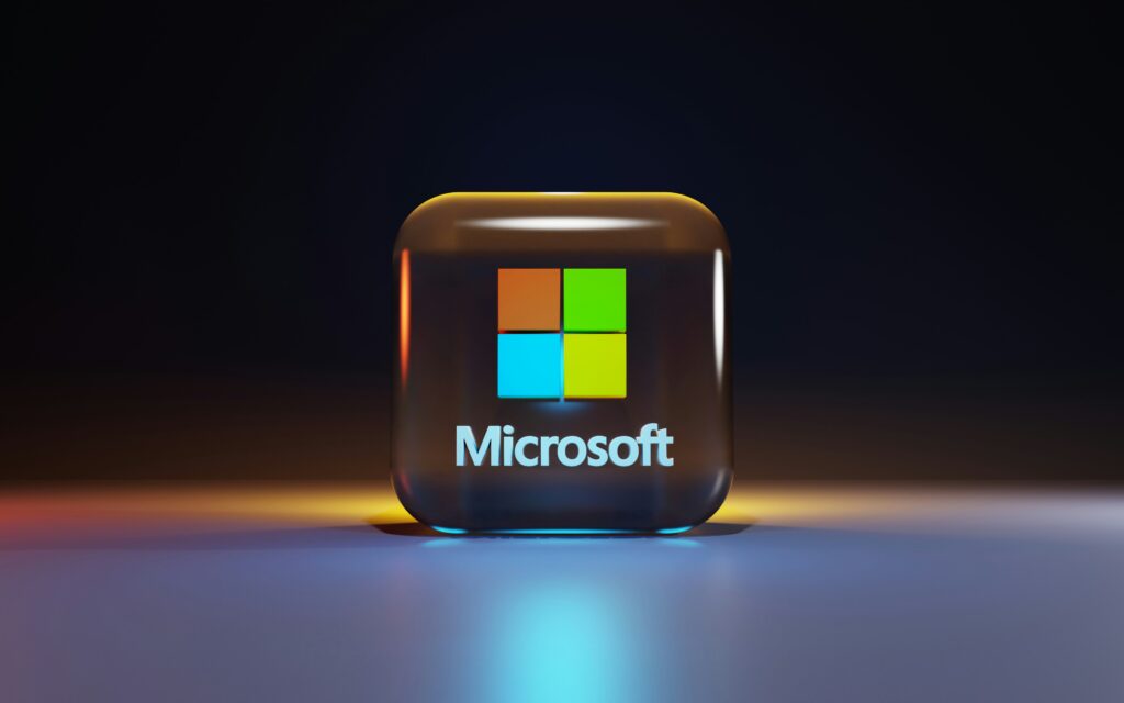 Cube avec dessus le logo Microsoft et un texte Microsoft